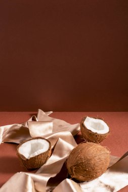 Bileşimi bütün ve kırık hindistancevizi ve kahverengi bir arka plan şeritler