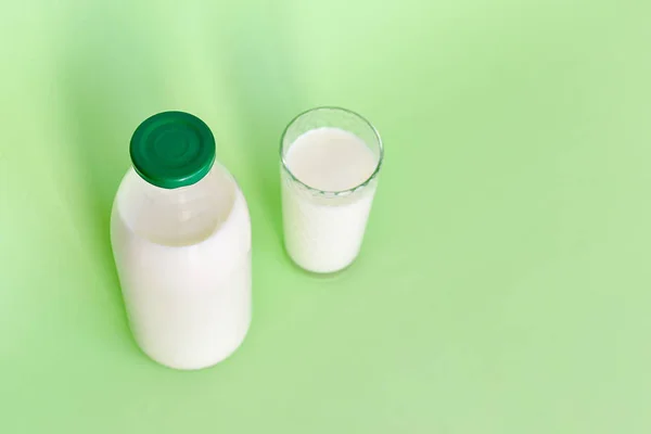 Lait dans une bouteille en verre et un verre transparent avec paille — Photo