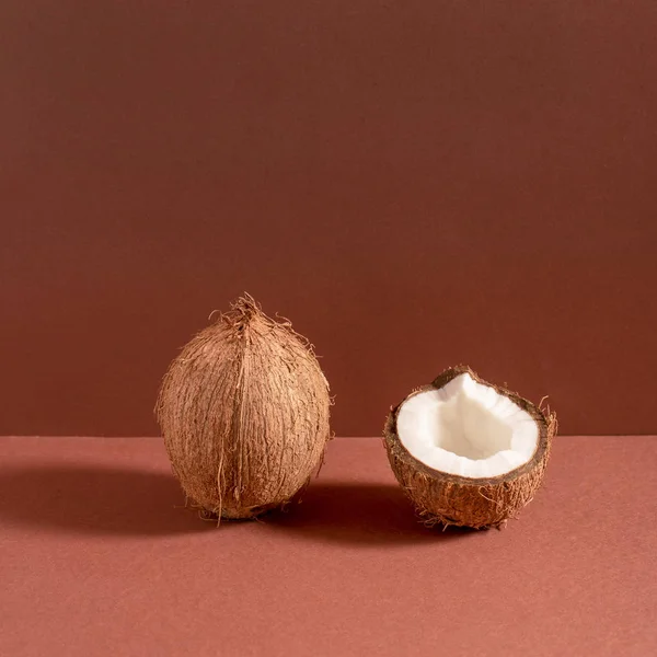 절반 야 자 열매 및 전체 코코넛 — 스톡 사진