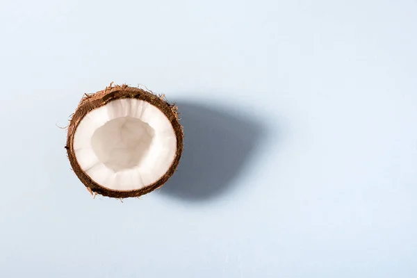 Hälfte der gebrochenen Kokosnuss — Stockfoto