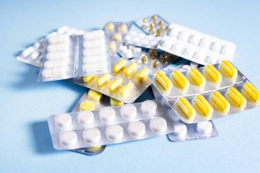 Tablet ve kapsül ilaç paketleri ile 