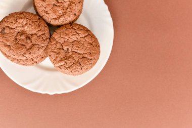 Beyaz bir tabak kurabiye 