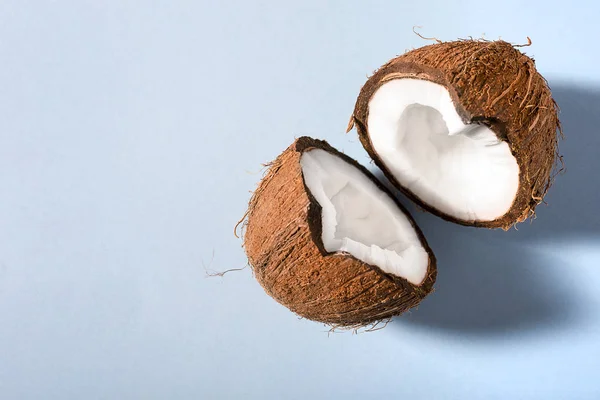 Broken in half the coconut — Stock Photo, Image