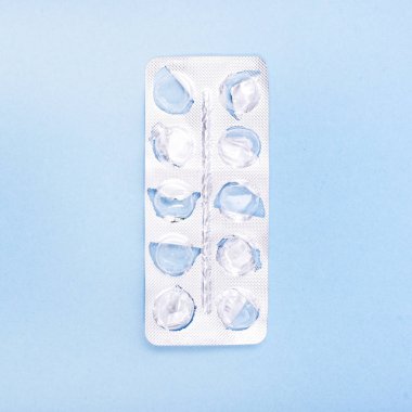 Üzerinde mavi arka plan boş paket üzerinden Tablet kullandım