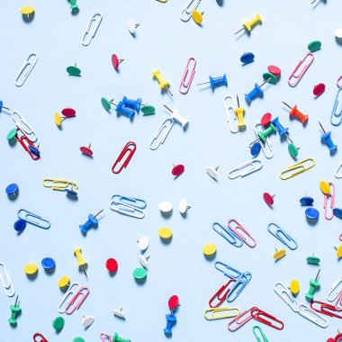 Renkli düğmeler ve ataşları şeklinde ofis, banka donatımı