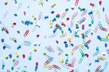 Renkli düğmeler ve ataşları şeklinde ofis, banka donatımı