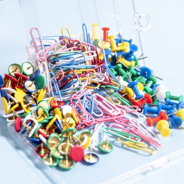 Çok renkli düğmeler ve ataç bir kutu içinde bir dizi ileti örneği yapılan