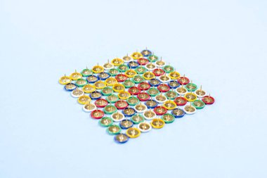 Mavi bir arka plan üzerinde çok renkli ileti örneği düğmesi