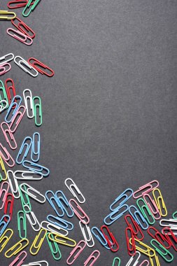 Çok renkli güzel Kırtasiye kağıt kırpmak üstünde belgili tanımlık dip sol köşe üzerinde siyah yüzey