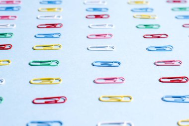 Satırda çok renkli ataç