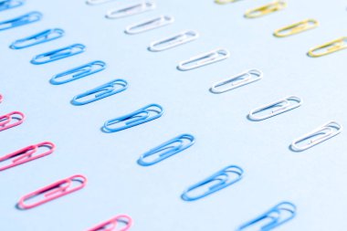 Satırda çok renkli ataç