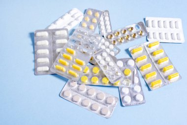 Tablet ve kapsül ilaç paketleri ile 