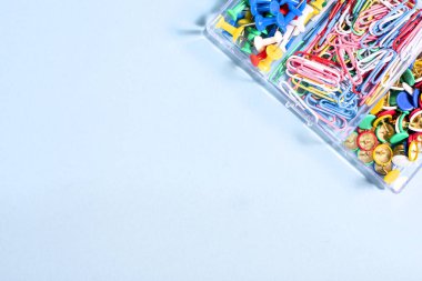 Çok renkli düğmeler ve ataç bir kutu içinde bir dizi ileti örneği yapılan