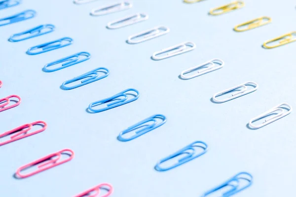 Multi-colored paper clips in row — Stock Photo, Image