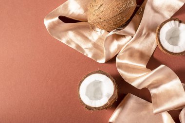 Bileşimi bütün ve kırık hindistancevizi ve kahverengi bir arka plan şeritler