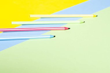 Güzel kalem üç renk arka planda çok renkli çizgili