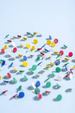 İğne ile çok renkli ileti örneği düğme