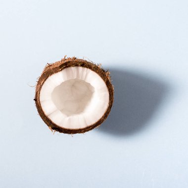 Kırık Hindistan cevizi yarısı