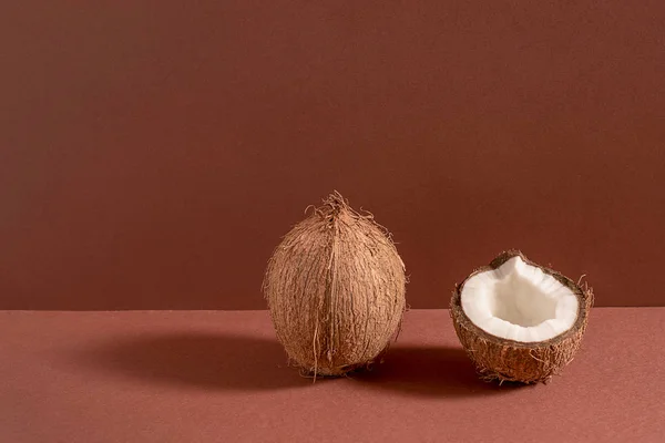 Metade de coco e coco inteiro — Fotografia de Stock