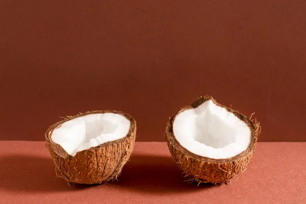 Two halves of coconut — Stock Photo, Image