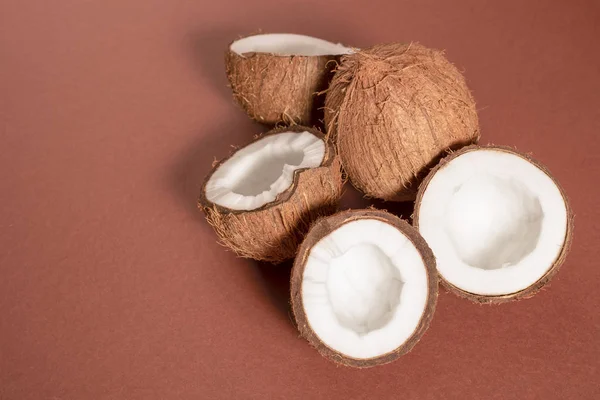 Pedaços de coco partido e coco inteiro — Fotografia de Stock