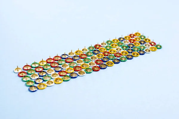 Botões de papelaria multicoloridos em um fundo azul — Fotografia de Stock