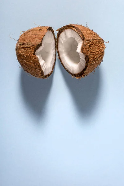 Broken in half the coconut — Stock Photo, Image