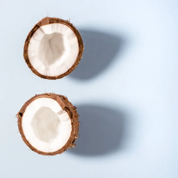 Złamany w pół kokosowe — Zdjęcie stockowe