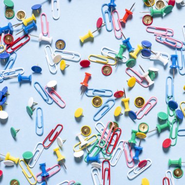 Renkli düğmeler ve ataşları şeklinde ofis, banka donatımı