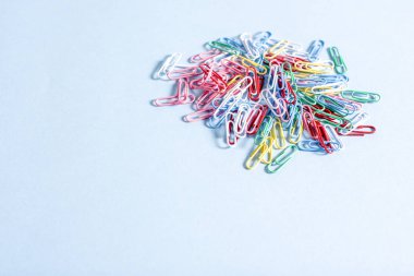 Yığın çok renkli ataç