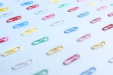 Satırda çok renkli ataç