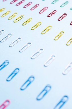 Satırda çok renkli ataç