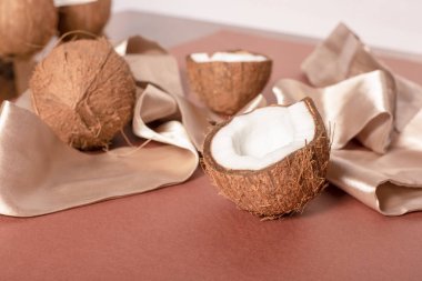 Bütün ve kırık hindistancevizi ve şeritler