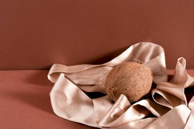 Bir bütün Hindistan cevizi ve şerit