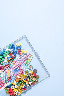 Çok renkli düğmeler ve ataç bir kutu içinde bir dizi ileti örneği yapılan