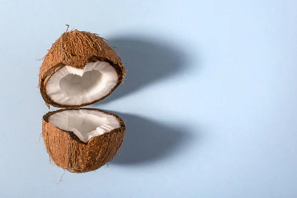 Broken in half the coconut — Stock Photo, Image