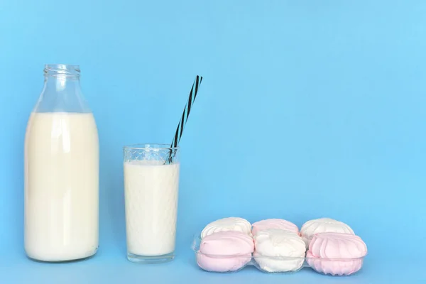 Mjölk i glasflaska och glas och uppsättning av marshmallows — Stockfoto