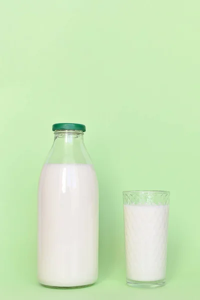 Milch in einer Glasflasche und einem transparenten Glas mit Stroh — Stockfoto