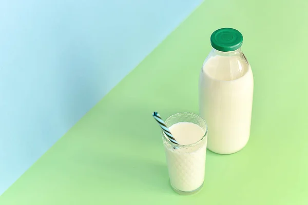 Γάλα σε ένα γυάλινο μπουκάλι και ένα διαφανές ποτήρι με Καλαμάκι — Φωτογραφία Αρχείου