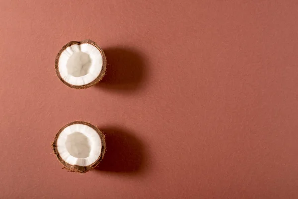Dwie połówki kokosowe — Zdjęcie stockowe