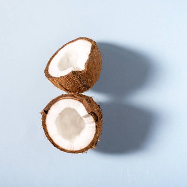 Yarım hindistan cevizinin içine kırık