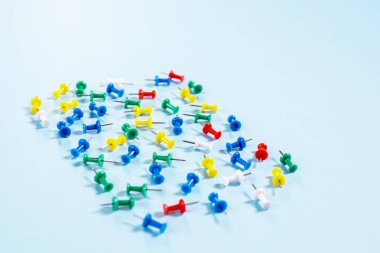 İğne ile çok renkli ileti örneği düğme