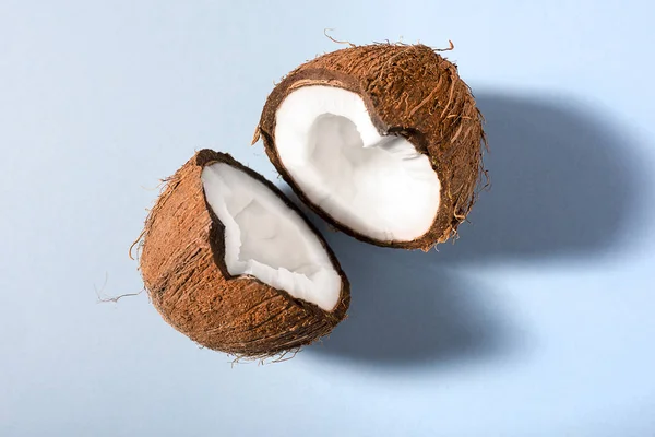 Broken in half the coconut — Stock Photo, Image