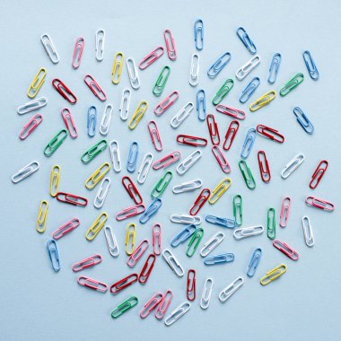 Mavi arka plan üzerinde çok renkli ataç