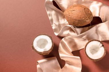 Bütün ve kırık hindistancevizi ve şeritler