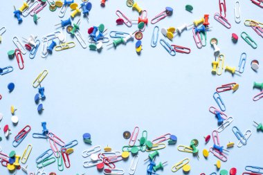 Renkli düğmeler ve ataşları şeklinde ofis, banka donatımı