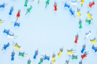 Mavi bir arka plan üzerinde iğneler ile çok renkli ileti örneği düğme