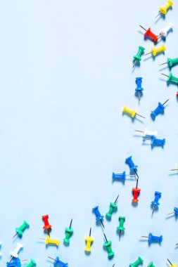 Mavi zemin üzerine iğneler ile çok renkli ileti örneği düğme