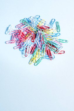 Yığın çok renkli ataç