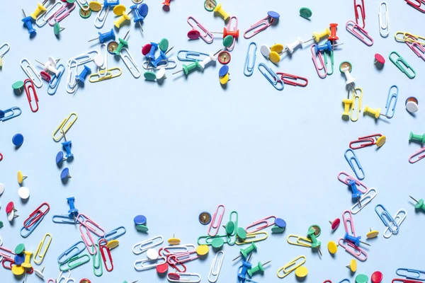 Renkli düğmeler ve ataşları şeklinde ofis, banka donatımı